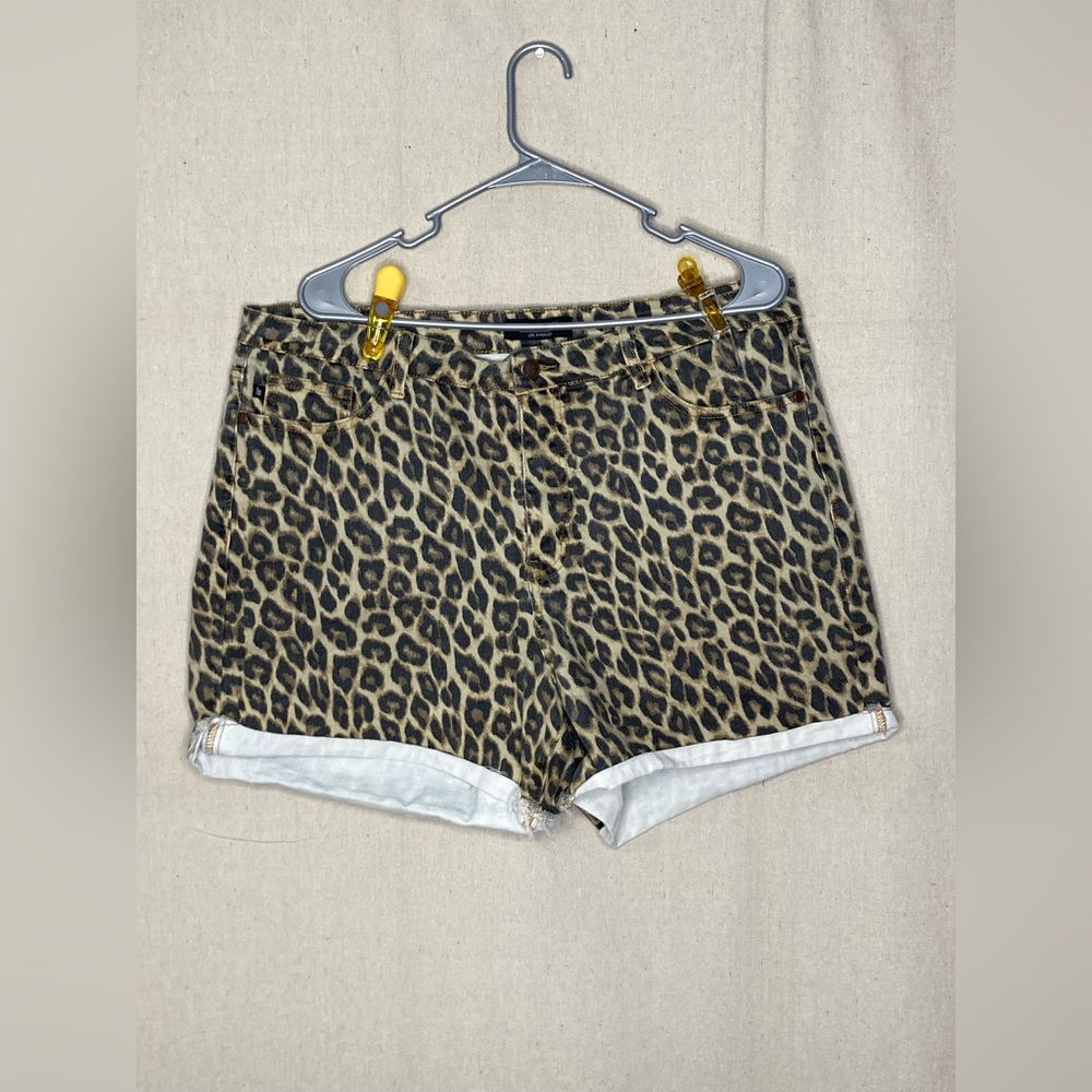 Judy Blue Leopard Print Cut Off Denim Shorts Size 3XL JB1563